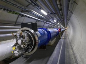 Urychlovač LHC během instalace